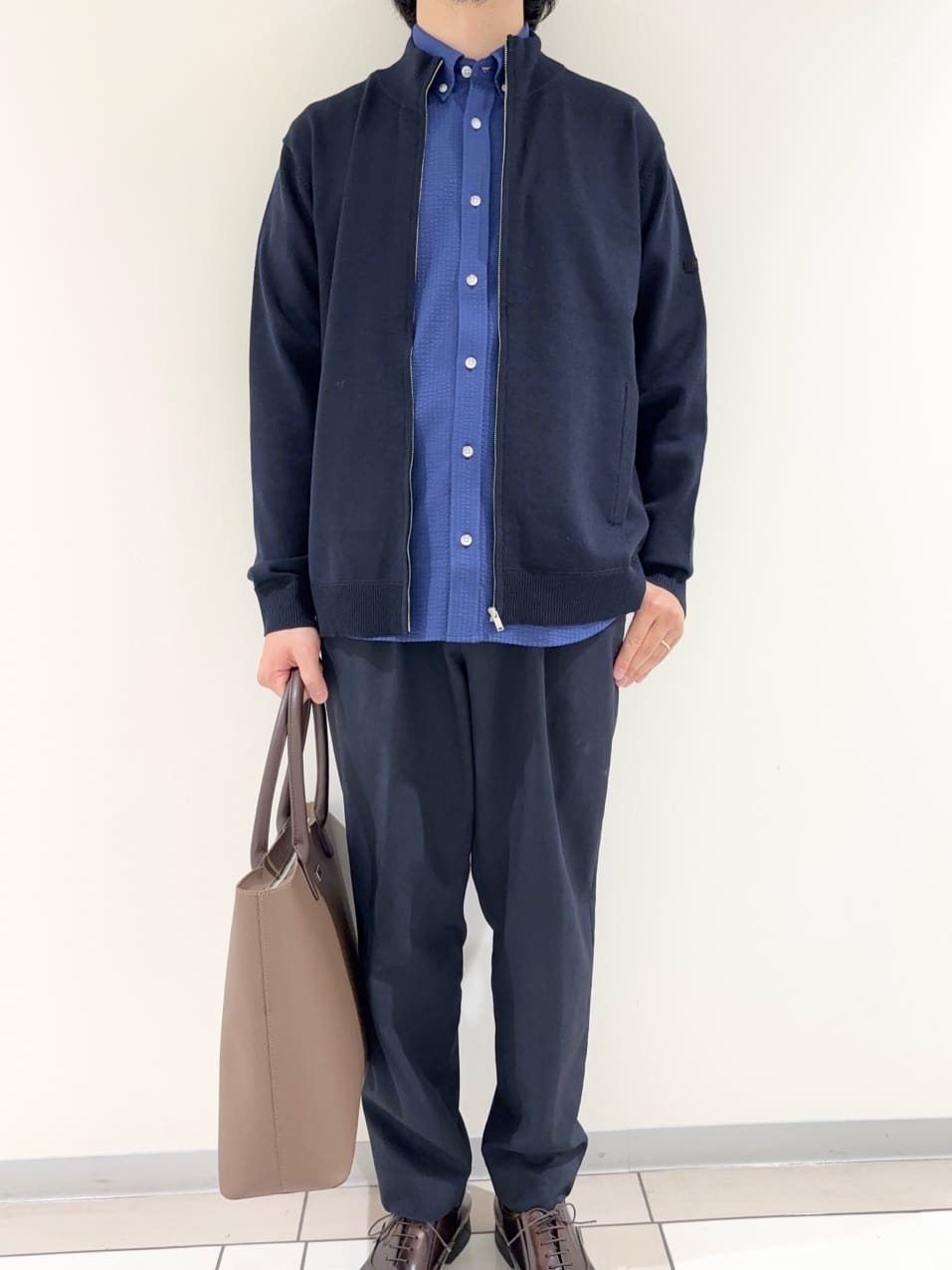及川さんの「TAKEO KIKUCHI｜アンチピリング ジップアップ ニット」を使ったコーディネート