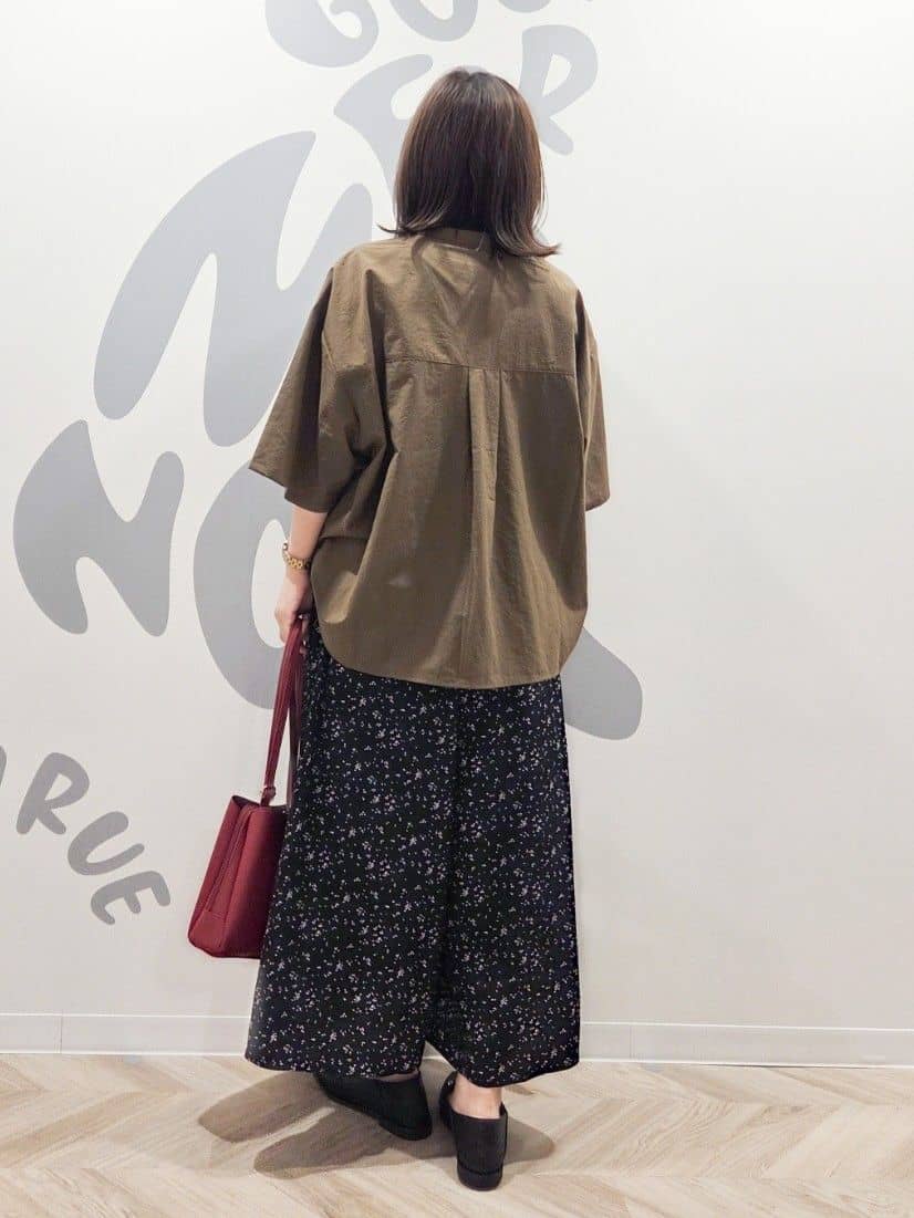 TSUCHIYAさんの「SHOO･LA･RUE｜【S-LL/裏地ひんやり】スカート見えで上品に マットサテンスカーチョ」を使ったコーディネート