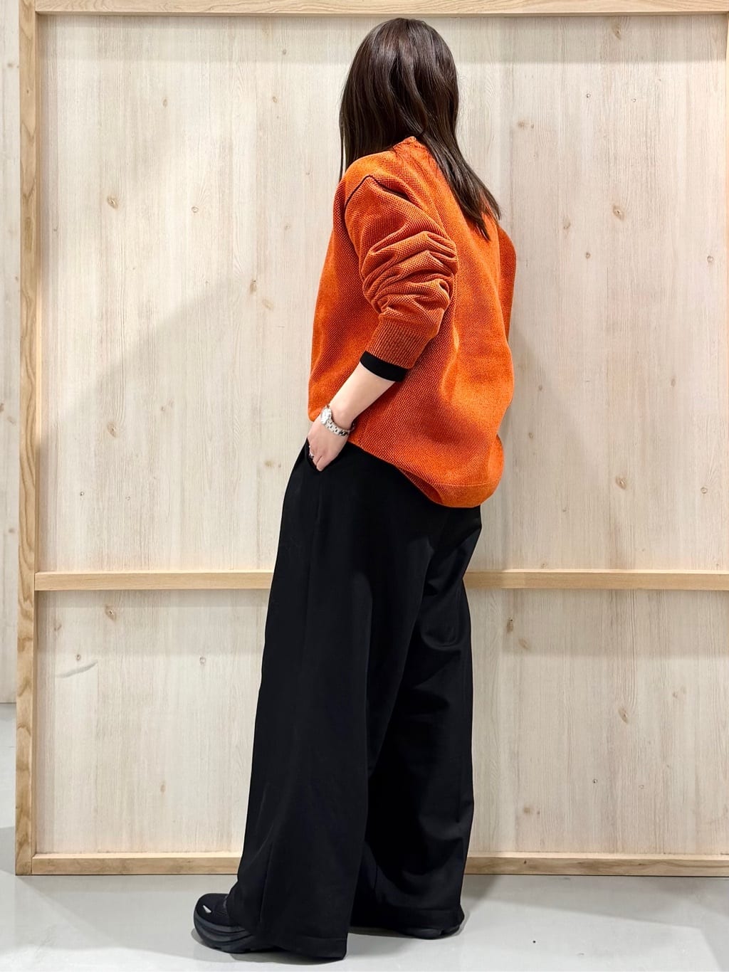 nanaさんの「THE SHOP TK｜【大人の上品カジュアルを叶える】ハグするニット 洗濯機OK／6色展開」を使ったコーディネート