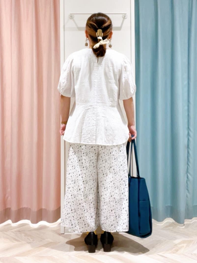 kitaさんの「SHOO･LA･RUE｜【S-LL/裏地ひんやり】スカート見えで上品に マットサテンスカーチョ」を使ったコーディネート