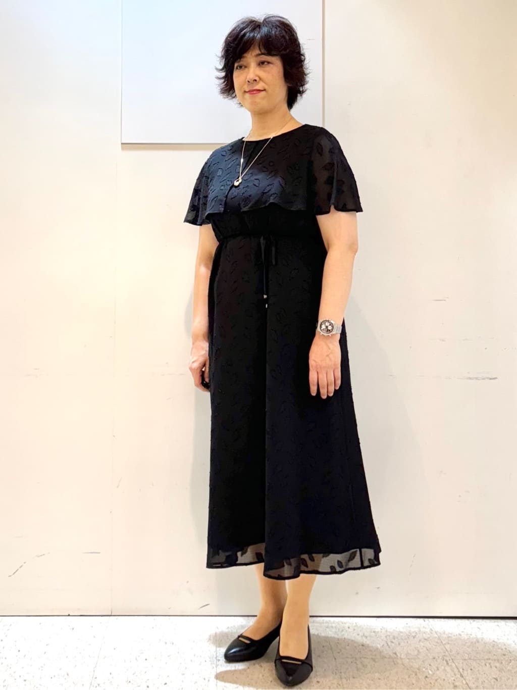 ヤスコさんの「Reflect｜【撥水／二の腕カバー】ケープデザインワンピース」を使ったコーディネート