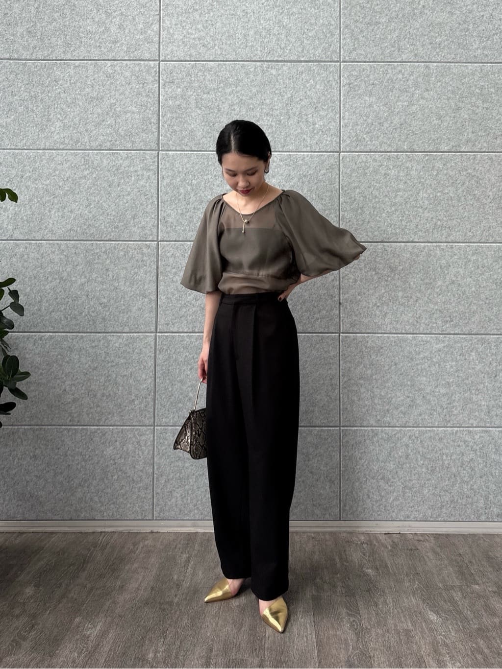 ひなさんの「INDIVI｜ボリュームスリーブブラウス」を使ったコーディネート