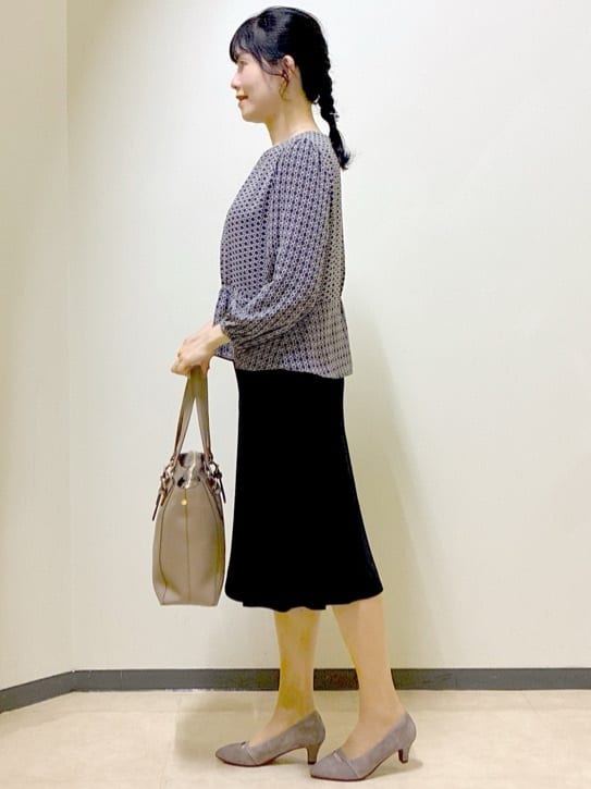  beni_gingerさんの「Reflect｜【きちんと見え／セットアップ可／通勤におすすめ◎】ペプラムプリントブラウス」を使ったコーディネート
