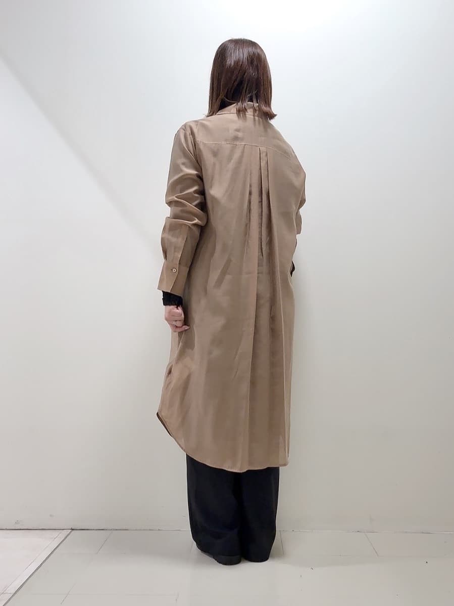 YUIさんの「UNTITLED｜【ニットと重ね着に/前開きボタン】シアーロングシャツ」を使ったコーディネート
