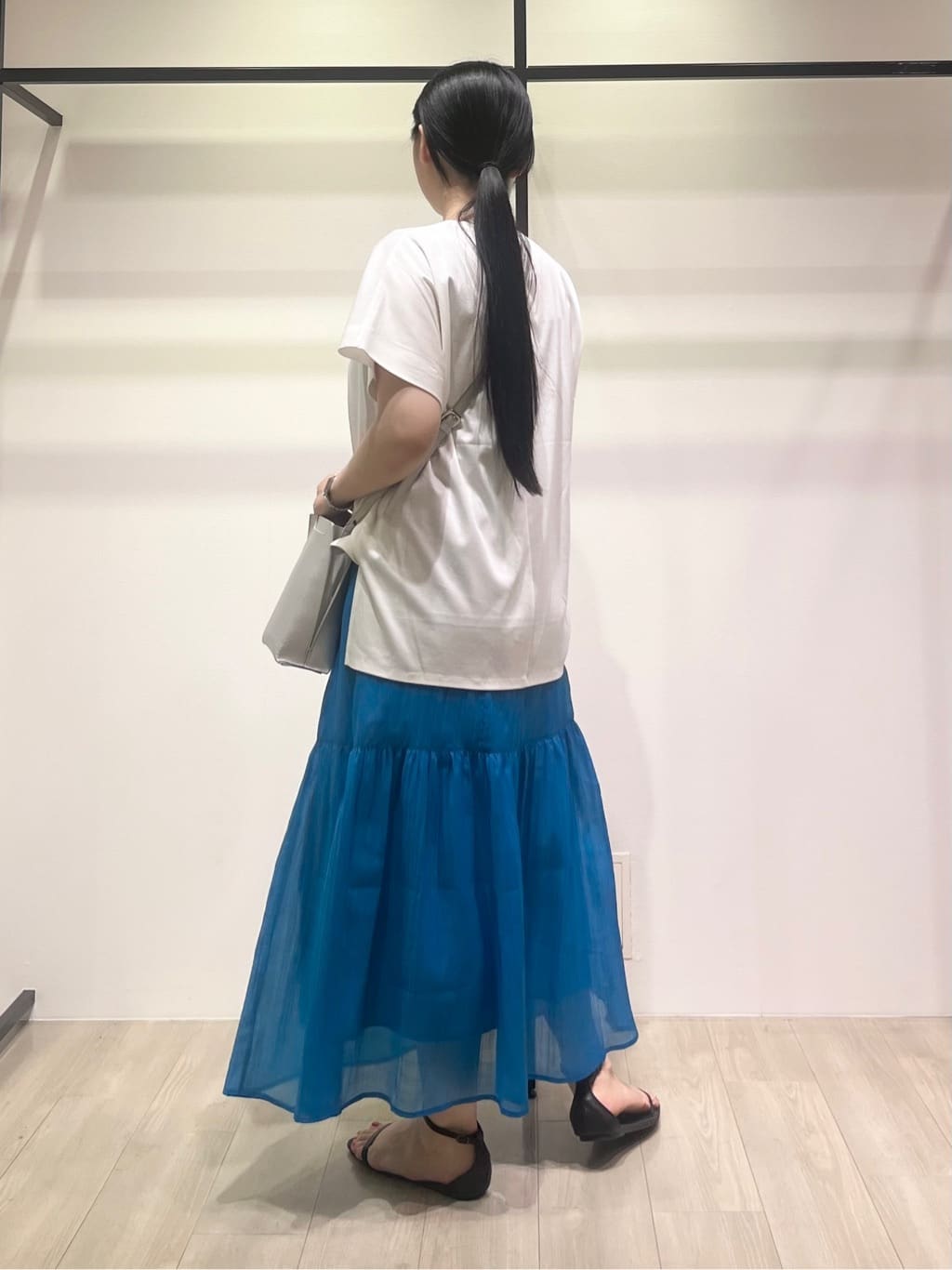 hasuさんの「INDIVI｜【洗える／汗ジミ防止】バイカラー＆アシメヘム Tシャツ」を使ったコーディネート