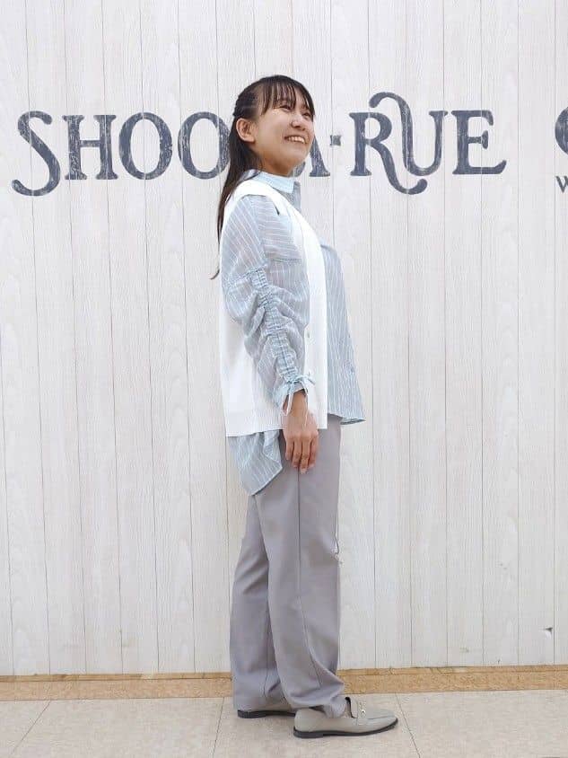 とろろさんの「SHOO･LA･RUE｜【S-LL】ゴールドボタンが上品 大人のニットベスト」を使ったコーディネート