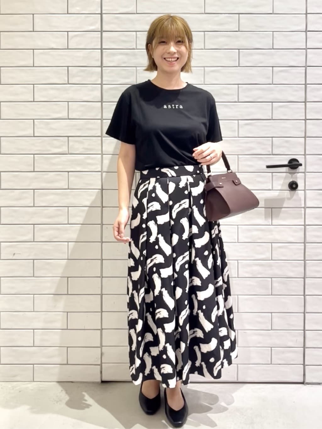 しおりさんの「OPAQUE.CLIP｜メタリック刺繍ロゴTシャツ【接触冷感／洗濯機洗い可】」を使ったコーディネート