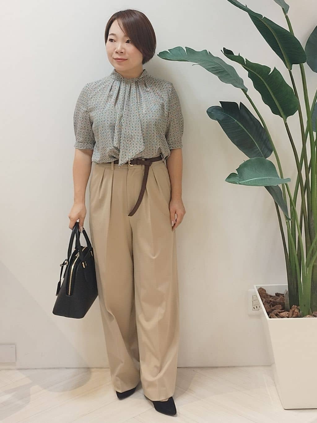 s u g iさんの「UNTITLED｜【洗える/はっ水/後ろウエストゴム】ストレッチ2タックワイドパンツ」を使ったコーディネート