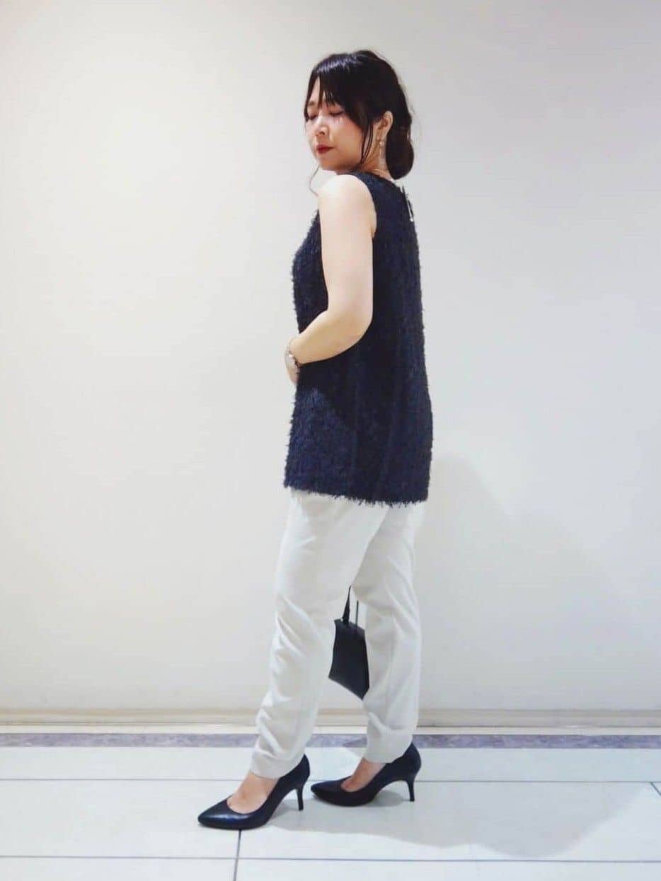 TOMOMIさんの「INDIVI｜人気NO.1【褒められパンツ／高ストレッチ／ウエストゴム】タックテーパードパンツ」を使ったコーディネート