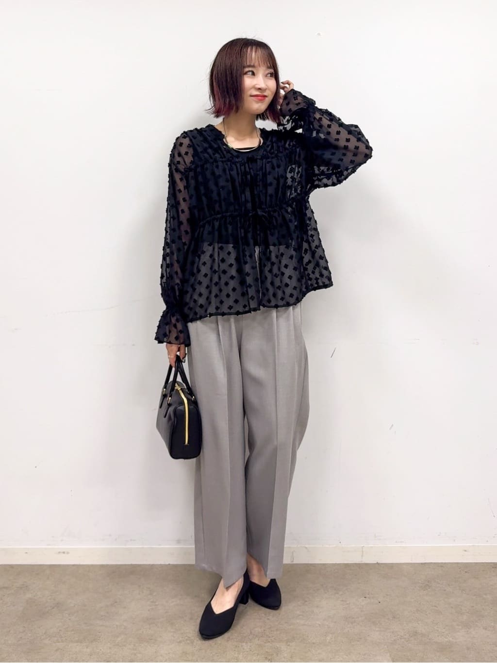 𝐜𝐡𝐢𝐤𝐚さんの「SHOO･LA･RUE｜華やかにさをプラスする シアードビー シャーリングブラウス」を使ったコーディネート