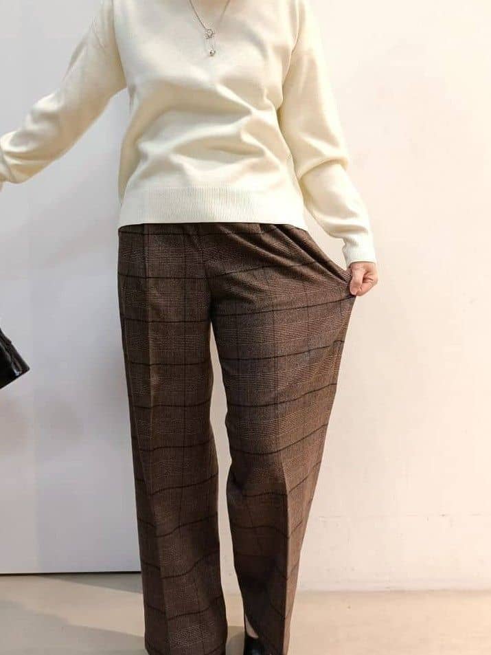 あんさんの「THE SHOP TK｜【すっきりシルエットが叶う】大人のためのVネックニット/毛玉になりにくい/静電気防止/洗濯機OK」を使ったコーディネート
