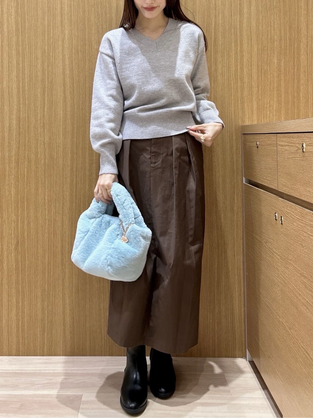 maiさんの「OPAQUE.CLIP｜Vネックラメニット【洗濯機OK】」を使ったコーディネート