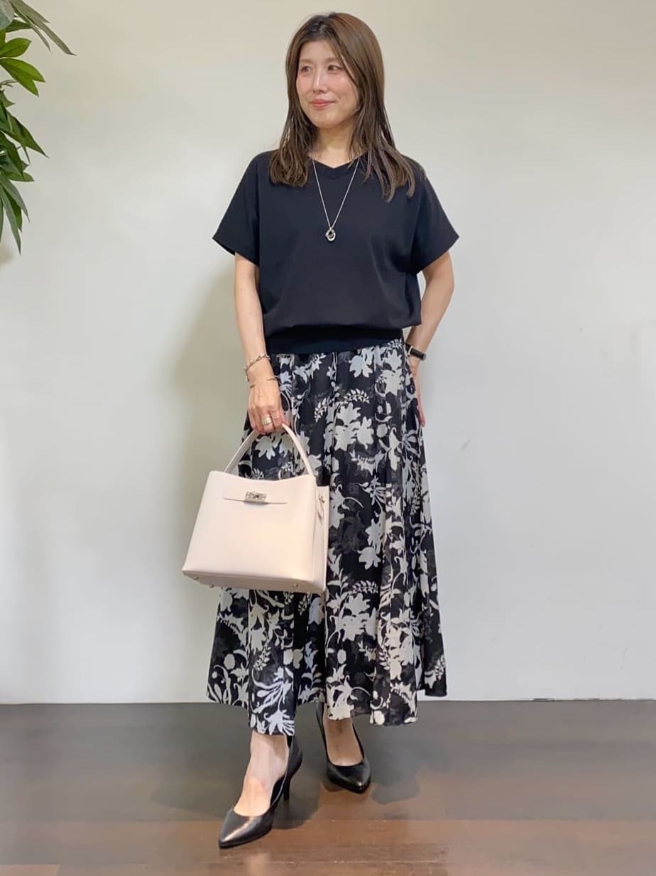 tomoさんの「UNTITLED｜【洗える/セットアップ可能】オーナメントフラワー ブラウス」を使ったコーディネート