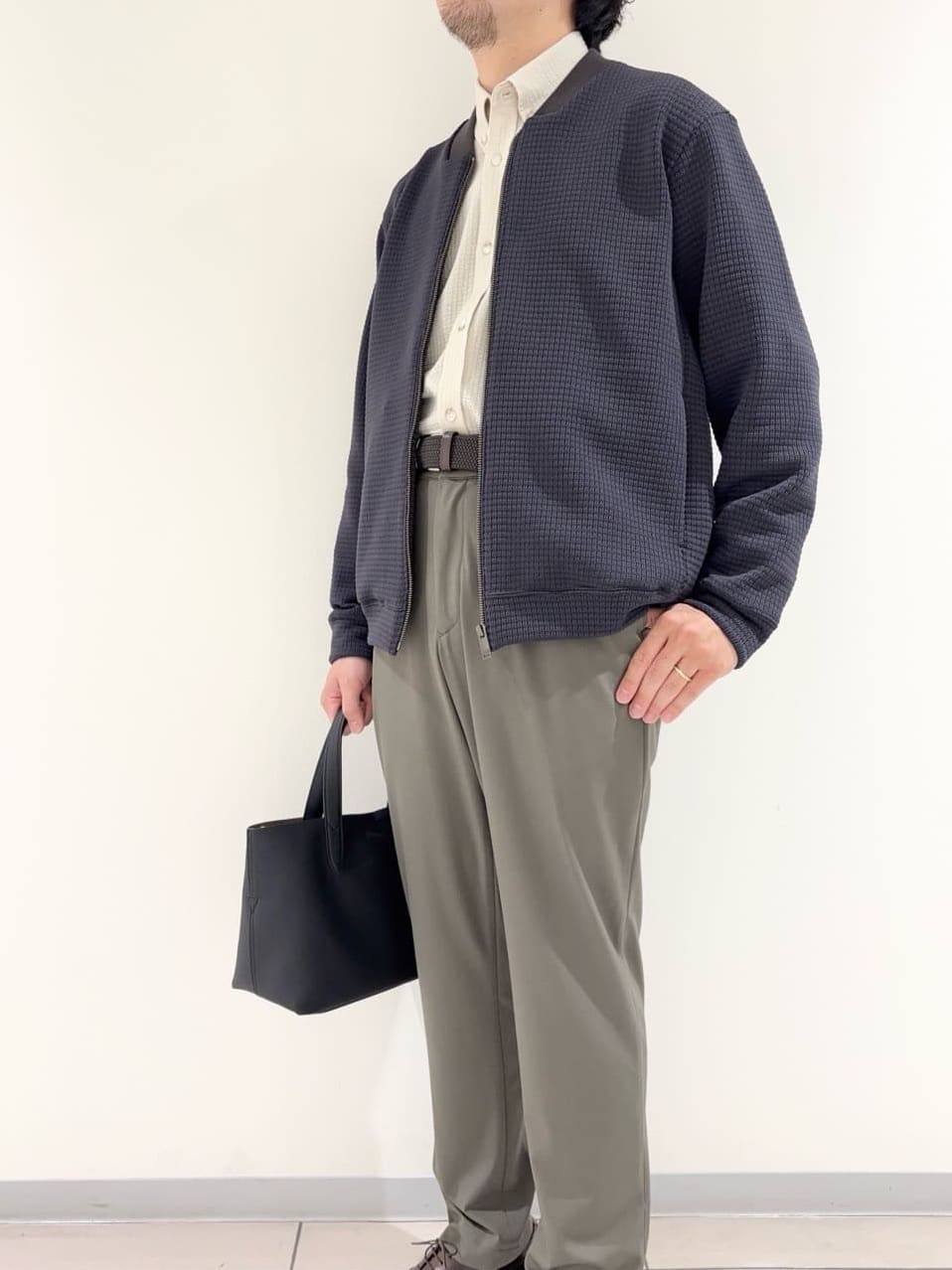 及川さんの「TAKEO KIKUCHI｜サイドゴアウエスト スリム スラックス」を使ったコーディネート