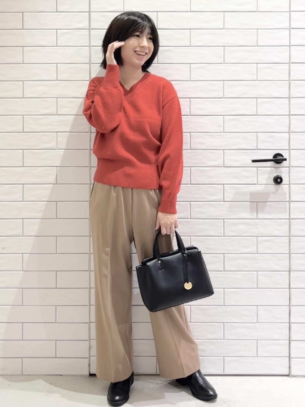 しおりさんの「OPAQUE.CLIP｜Vネックラメニット【洗濯機OK】」を使ったコーディネート