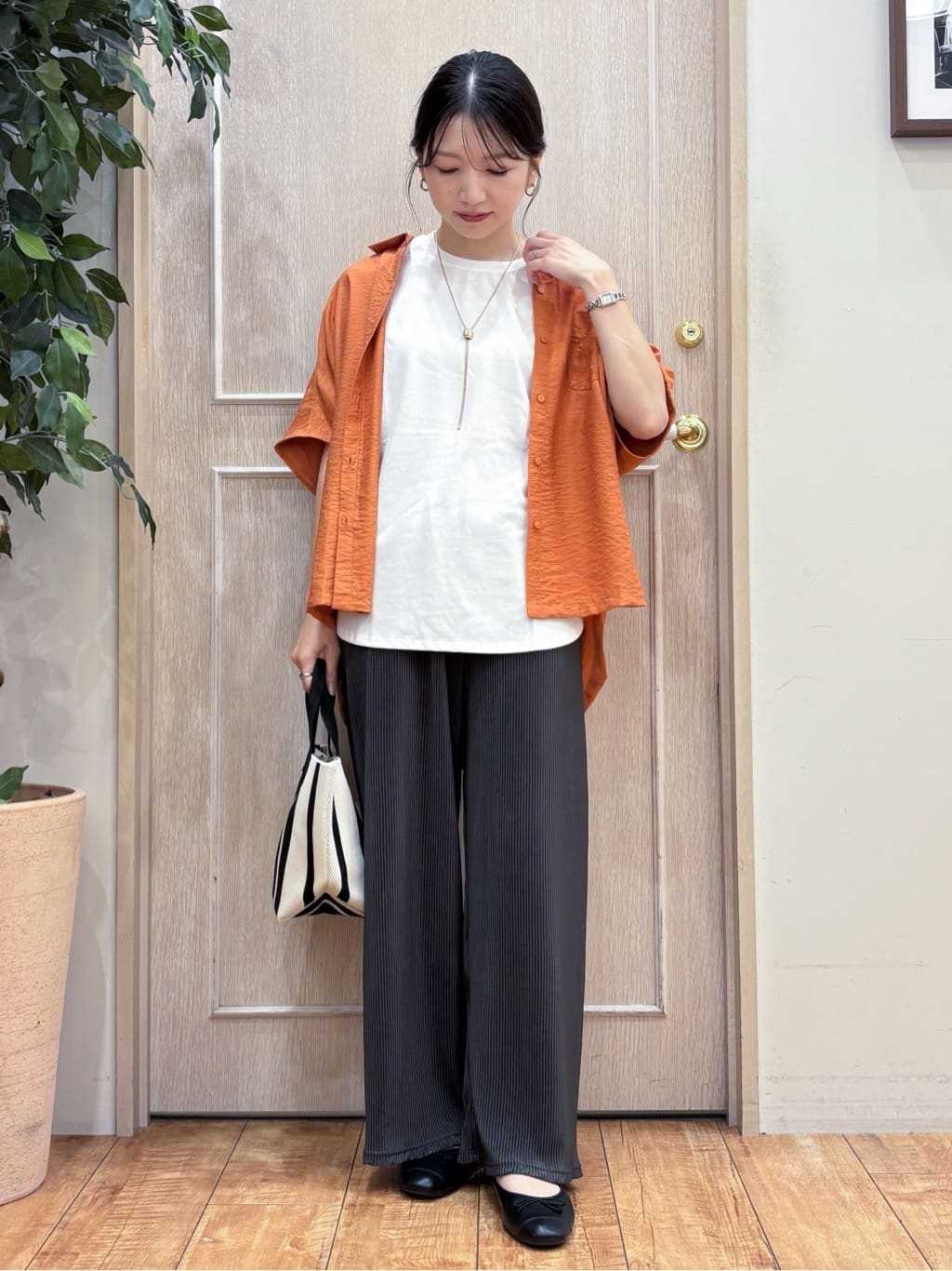 なみさんの「SHOO･LA･RUE｜【洗える/S-LL/5分袖】1枚でも羽織としても。さらさらドレープシャツ」を使ったコーディネート