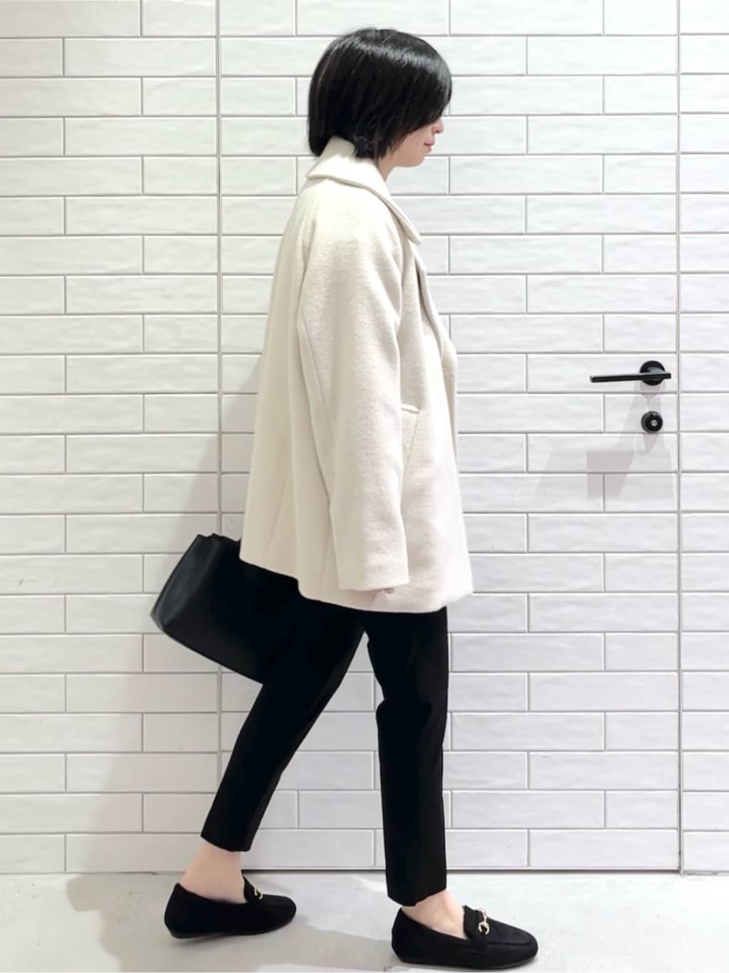 しおりさんの「OPAQUE.CLIP｜カシミヤブレンドウールミドルピーコート」を使ったコーディネート