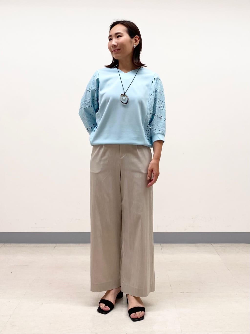 YUKARIさんの「INDIVI｜【褒められパンツ／洗える／ウエストゴム】ワイドタックパンツ」を使ったコーディネート