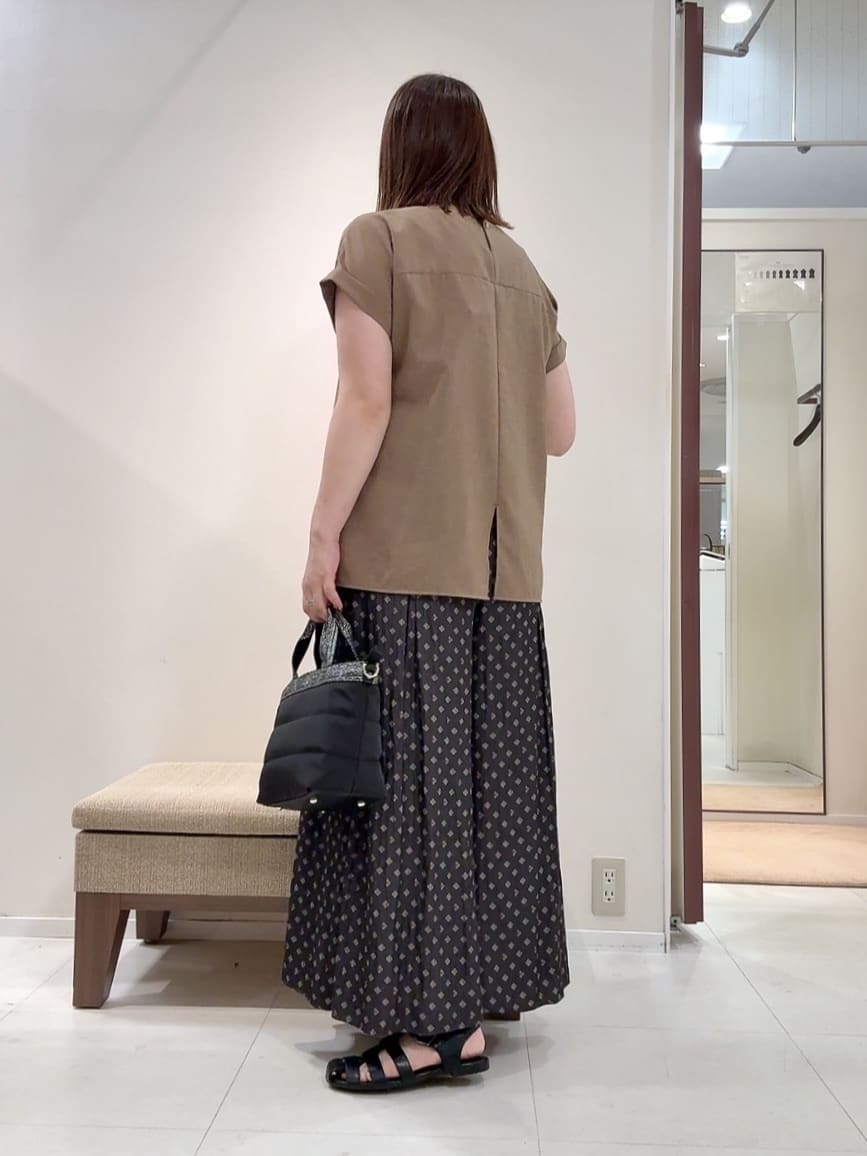 YUIさんの「UNTITLED｜【セットアップ可/はっ水/通勤】リラククール 半袖ブラウス」を使ったコーディネート