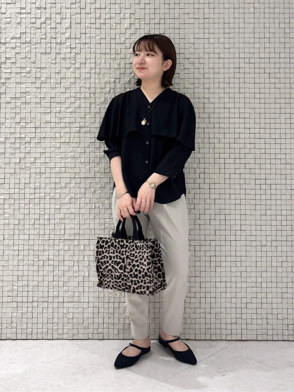 sakuさんの「INDIVI｜【羽織りとしても活躍！】ケープカラーブラウス」を使ったコーディネート