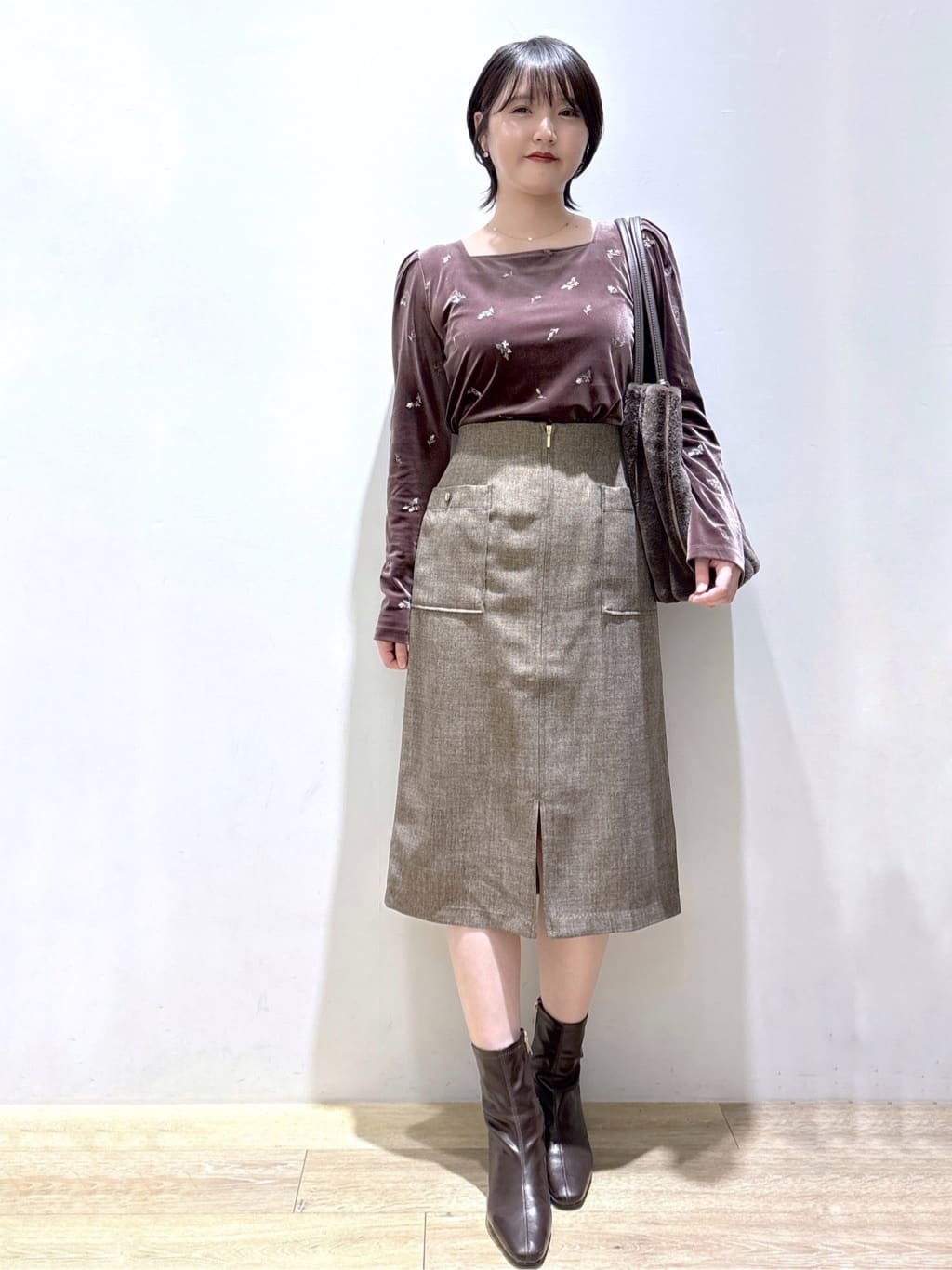 mizukiさんの「index｜バックシャン小花刺繍ベロアトップス【洗濯機OK】」を使ったコーディネート