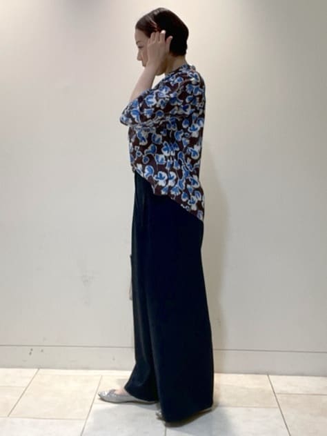 フミさんの「Reflect｜【ジャケットのインナーにおすすめ◎】花柄タックデザインブブラウス」を使ったコーディネート
