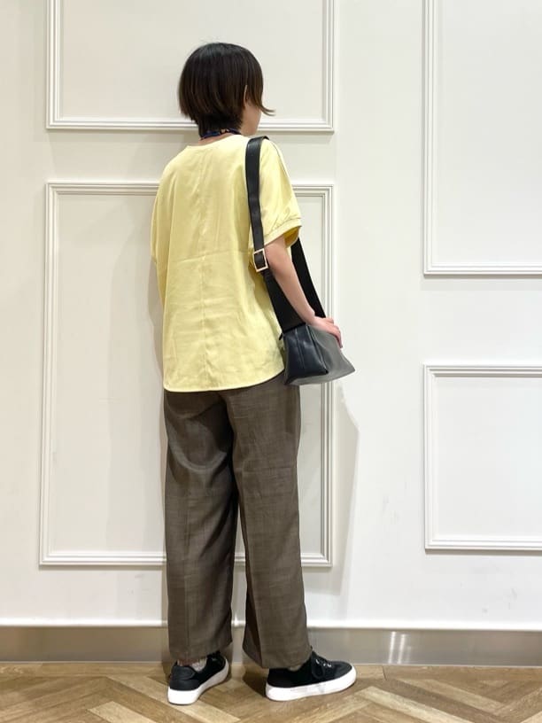 SOさんの「SHOO･LA･RUE｜【ひんやり/洗濯後しわになりにくい】リブ切り替えドルマンブラウス」を使ったコーディネート