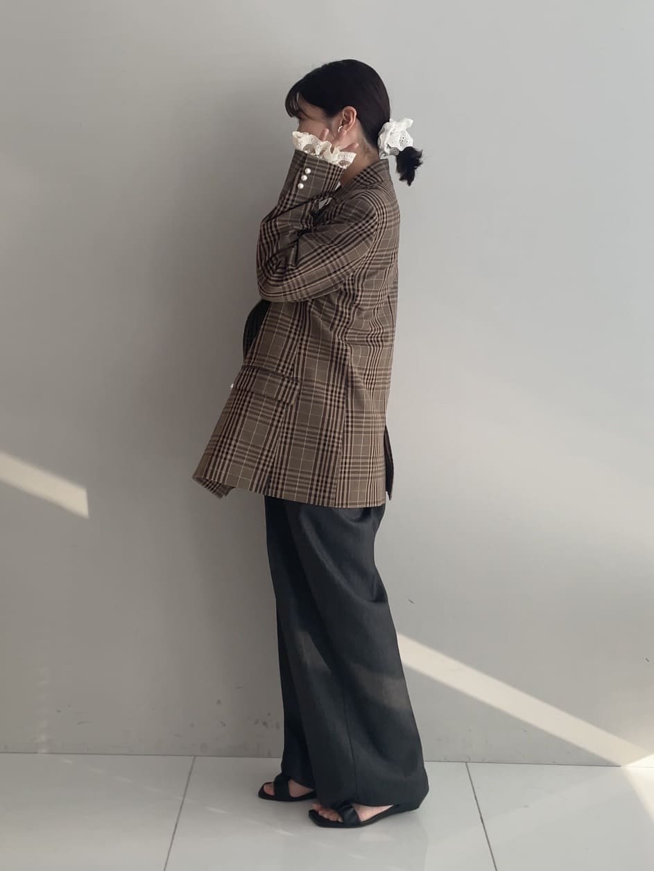 abeさんの「Couture brooch｜【高見え・きれいめ・通勤】レースカフス パール調釦テーラードジャケット」を使ったコーディネート