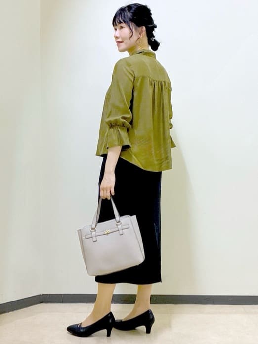  beni_gingerさんの「Reflect｜【キレイめスタイル／通勤におすすめ◎】ボウタイシャンブレーカラーブラウス」を使ったコーディネート