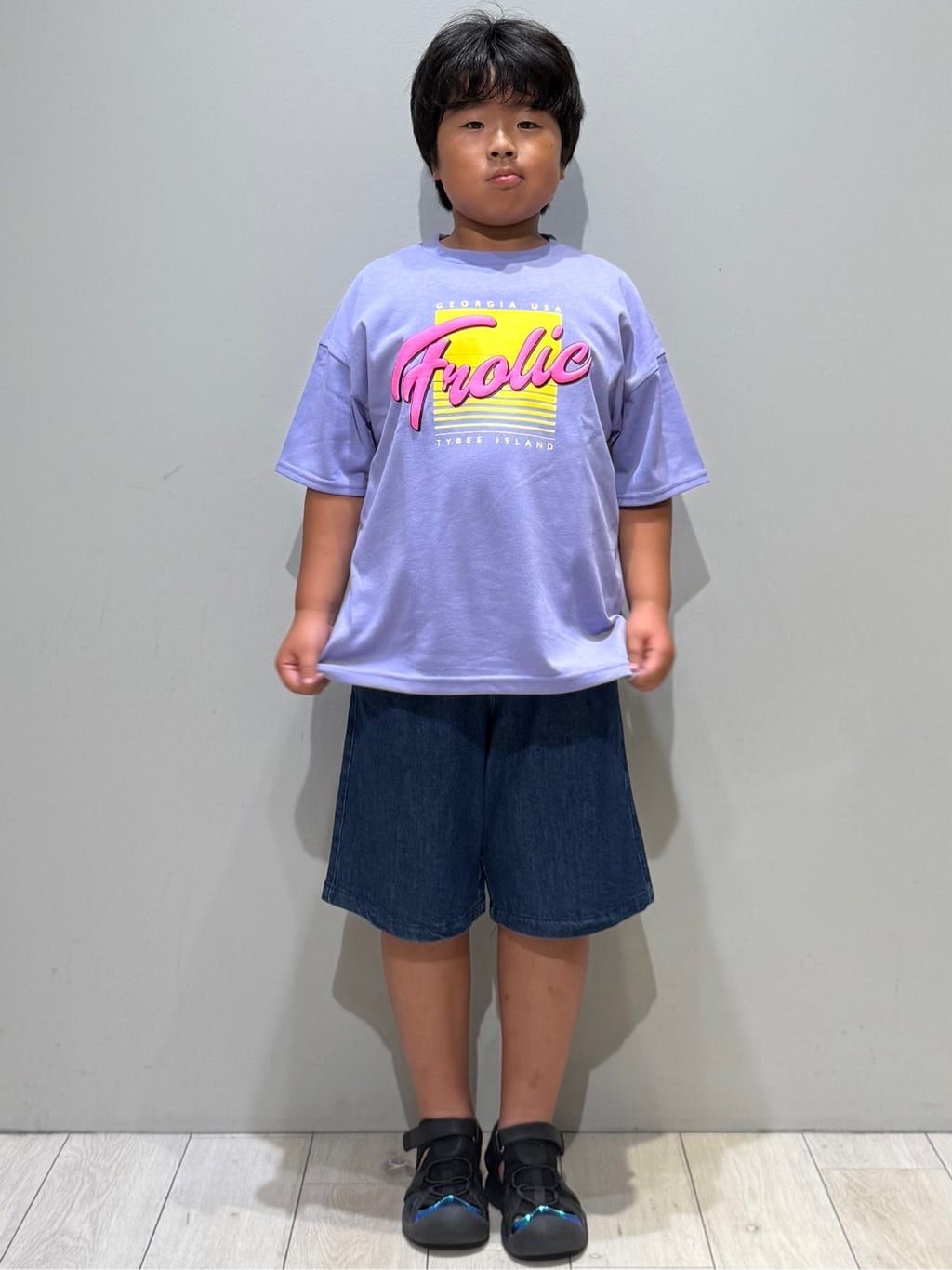 kuboさんの「THE SHOP TK｜【110－160】レトロロゴTシャツ/洗濯機OK」を使ったコーディネート