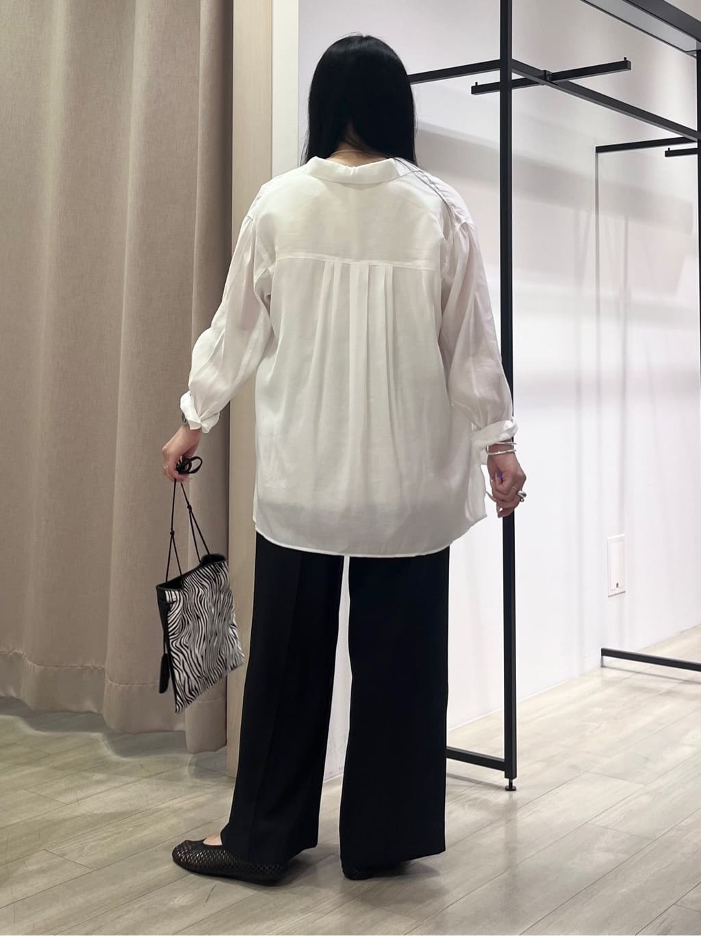 hasuさんの「INDIVI｜【体型カバー／清涼感】シアーオーバーシャツ」を使ったコーディネート