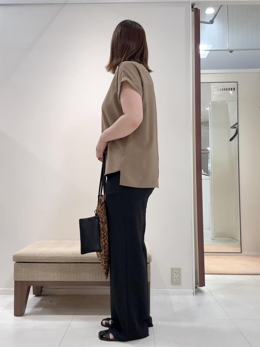 YUIさんの「UNTITLED｜【セットアップ可/はっ水/通勤】リラククール 半袖ブラウス」を使ったコーディネート