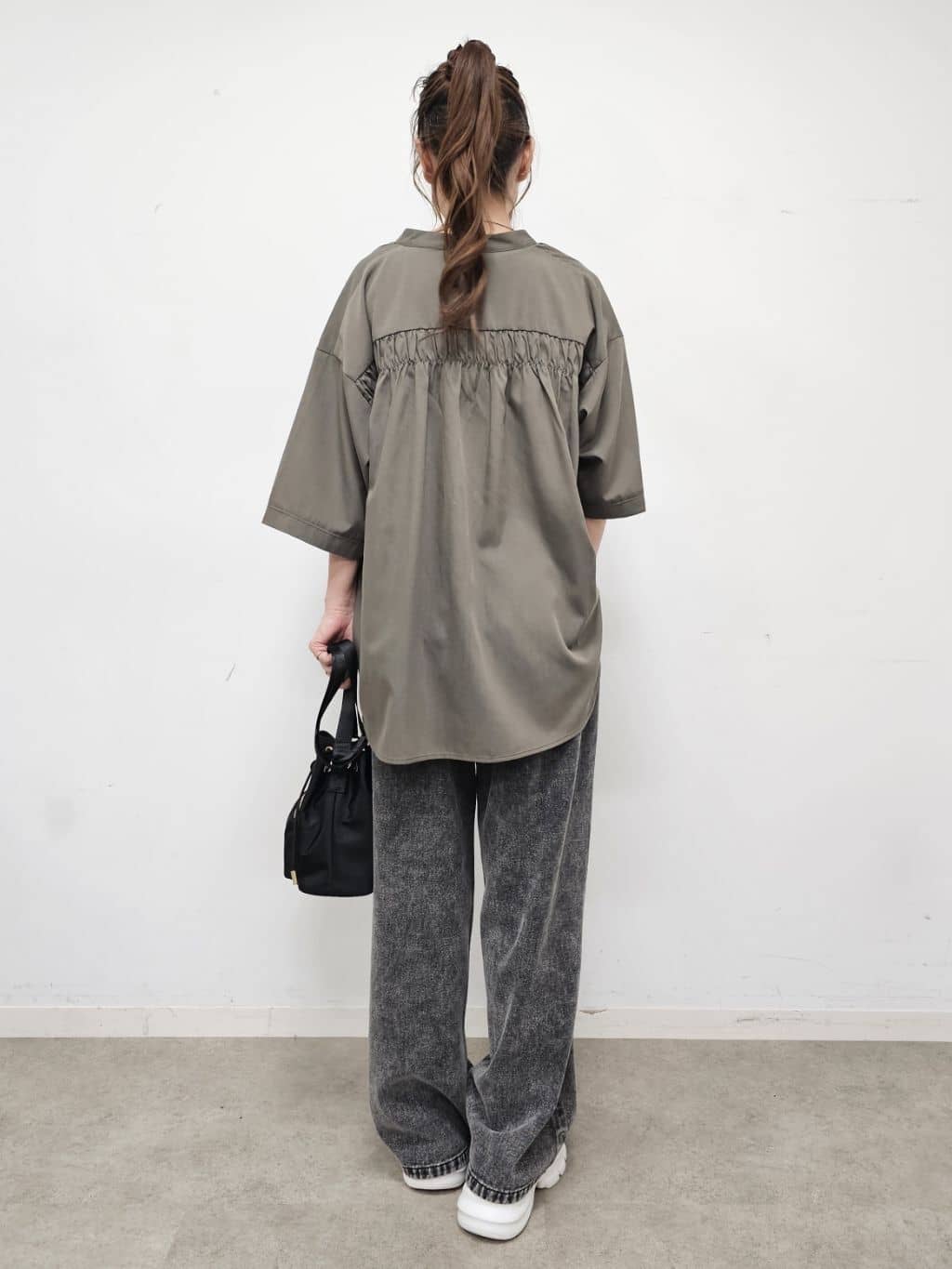 ゆゆさんの「SHOO･LA･RUE｜【S-LL/洗濯後しわになりにくい】バックギャザーがアクセント スッキパーブラウス」を使ったコーディネート