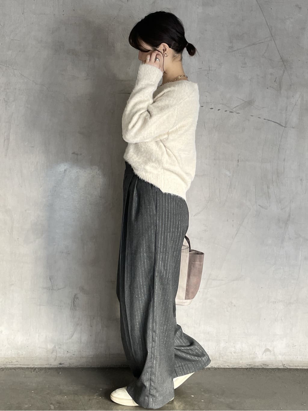 tomokoさんの「OPAQUE.CLIP｜スパンコールフェザーVネックニット【洗濯機OK】」を使ったコーディネート