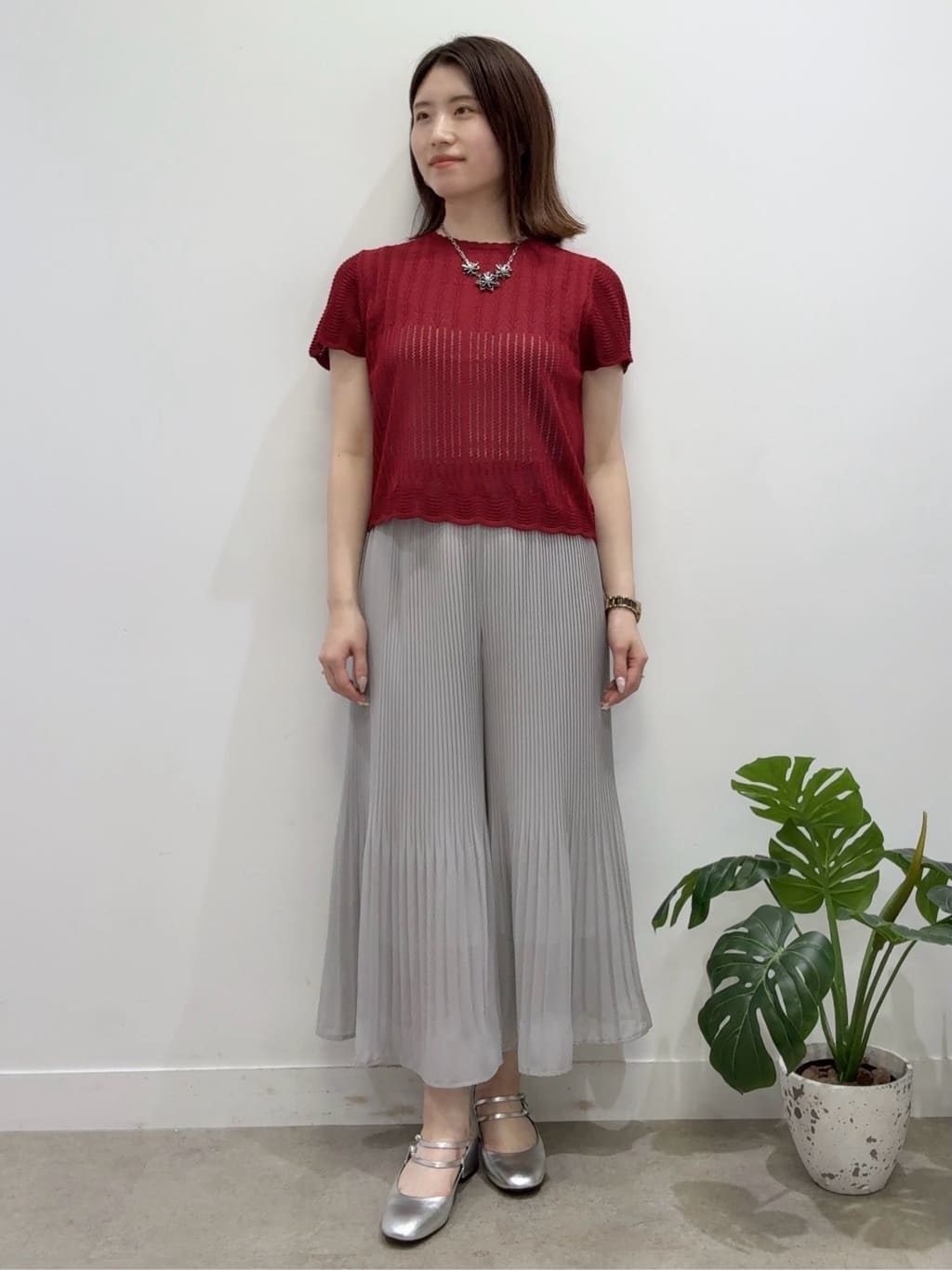 Suma Una本部スタッフさんの「SunaUna｜◆【フェイクパール付】フラワーモチーフショートネックレス」を使ったコーディネート
