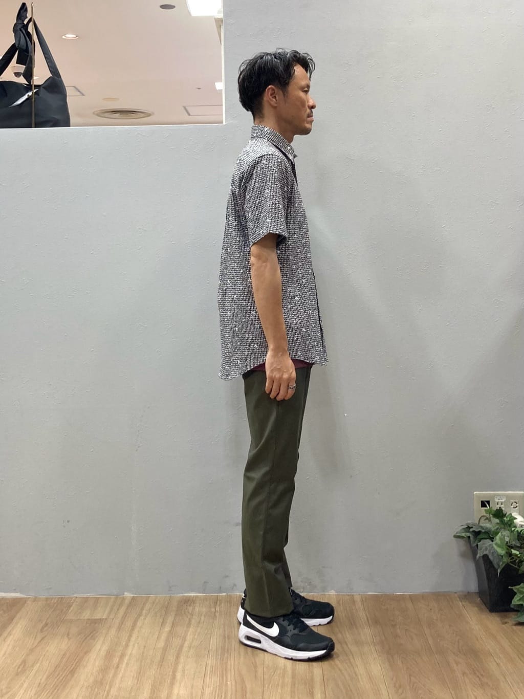シュンさんの「TAKEO KIKUCHI｜【COOL CITY WEAR】ワンポイント刺しゅう ポケットTシャツ /接触冷感」を使ったコーディネート