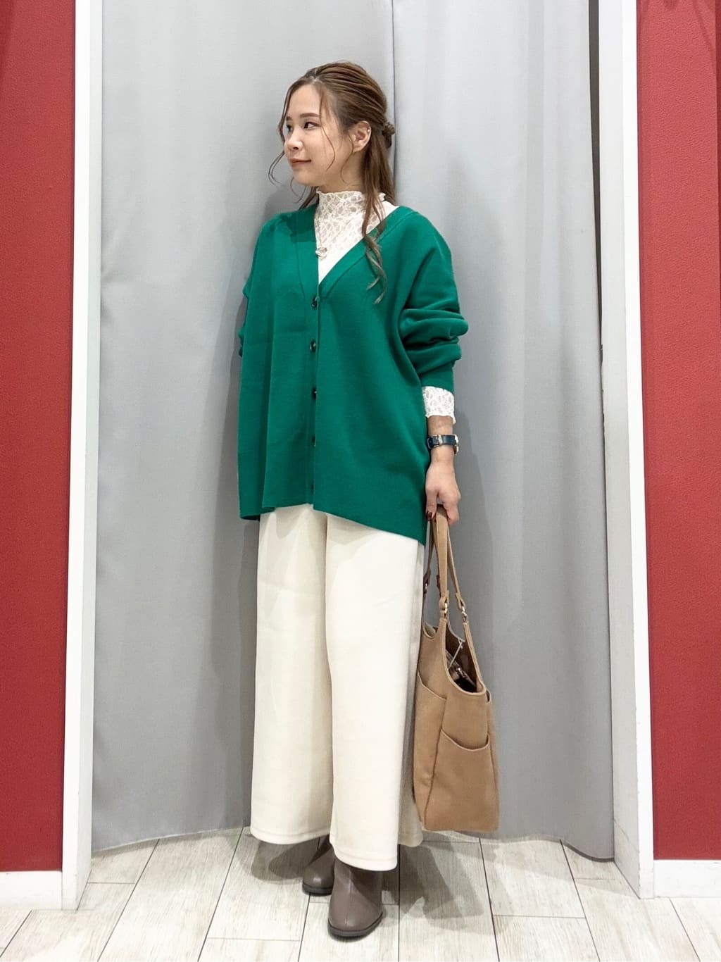 shioさんの「SHOO･LA･RUE｜【洗える/毛玉レス】表面がきれいなVネックカーディガン」を使ったコーディネート