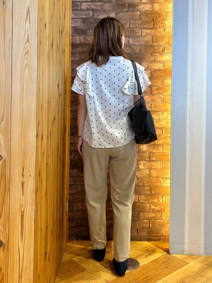 mieさんの「SHOO･LA･RUE｜【無地/ドット柄】お袖フリルが華やぐ きれいめブラウス」を使ったコーディネート
