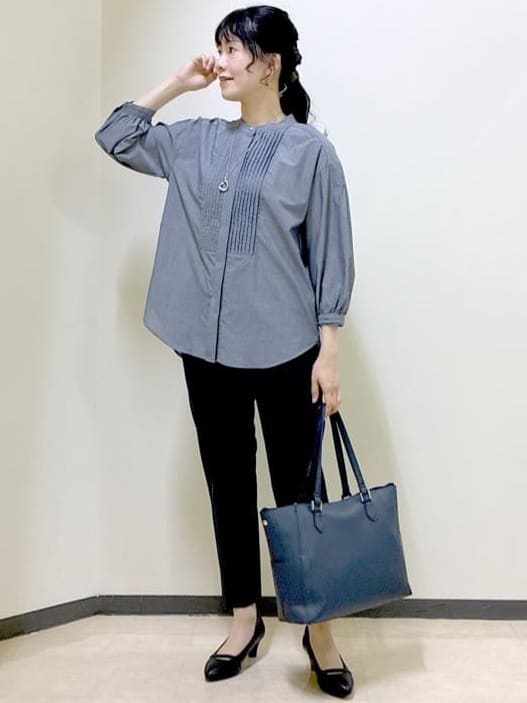  beni_gingerさんの「Reflect｜【程よいゆとり感／体型カバー】ピンタックデザインシャンブレーブラウス」を使ったコーディネート