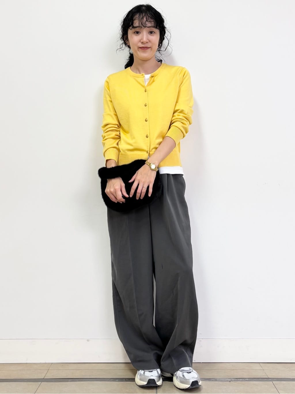 YOKOTAさんの「DRESSTERIOR｜◆コンパクトフェイクファーバッグ」を使ったコーディネート
