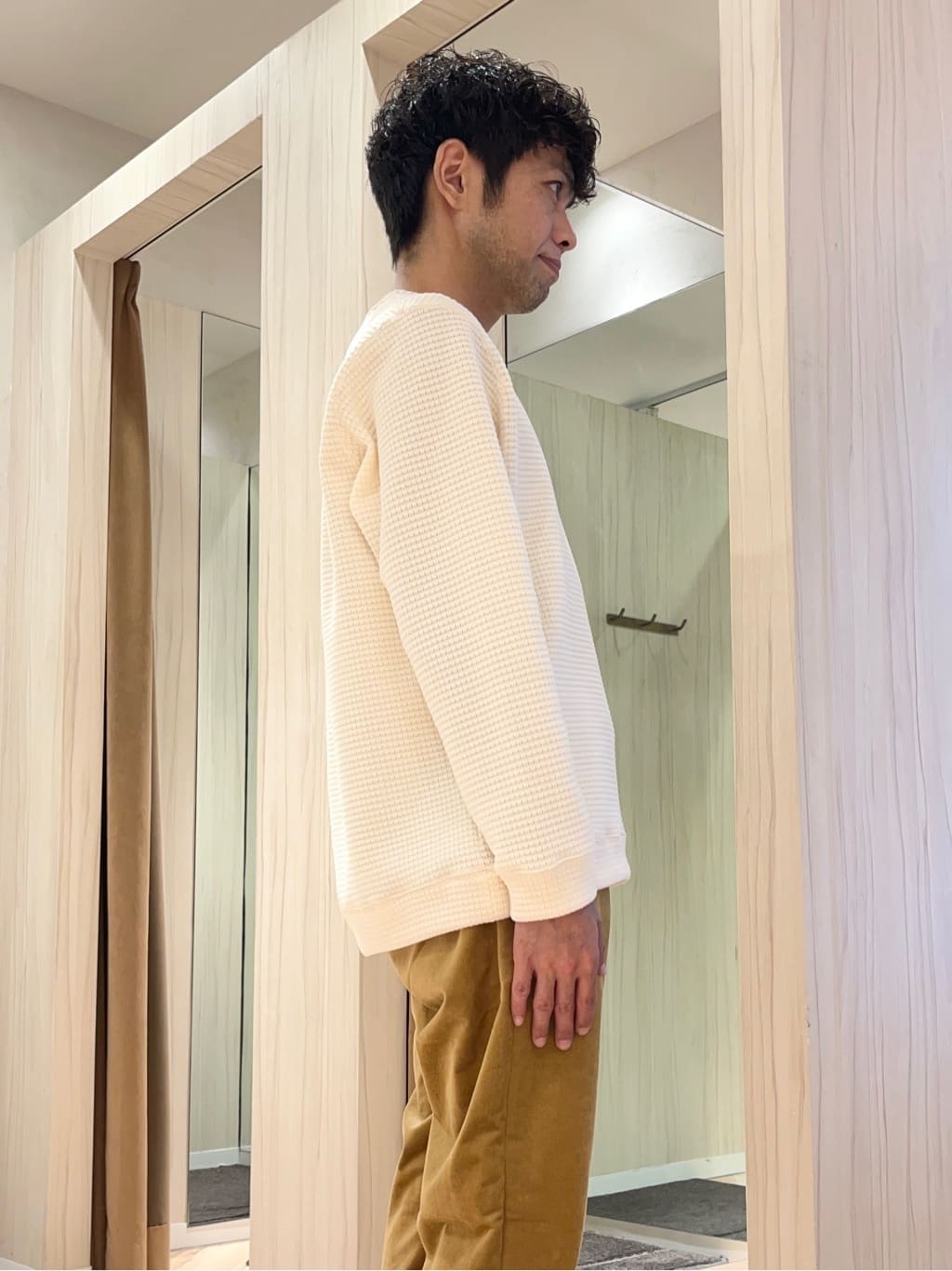 URAさんの「TAKEO KIKUCHI｜サイドゴアストレッチコーデュロイパンツ」を使ったコーディネート