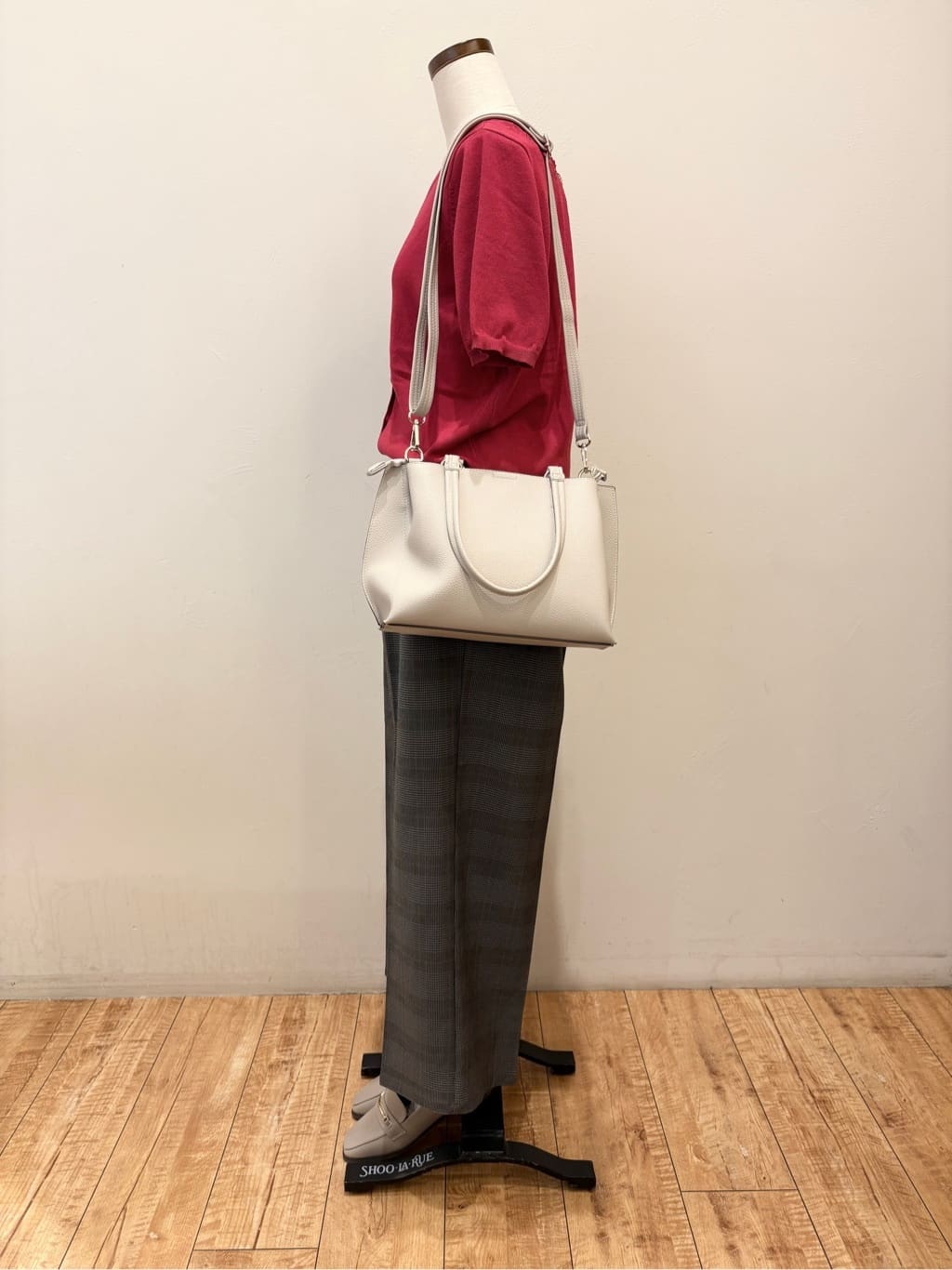 まるよOTさんの「SHOO･LA･RUE｜【洗える/S-LL/前後2WAY】きれい見え 刺繍ニットカーディガン」を使ったコーディネート