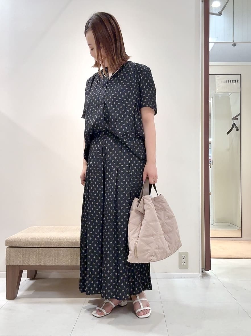 YUIさんの「UNTITLED｜【セットアップ可/リラクシー/通勤】スクエアジオメ柄ブラウス」を使ったコーディネート