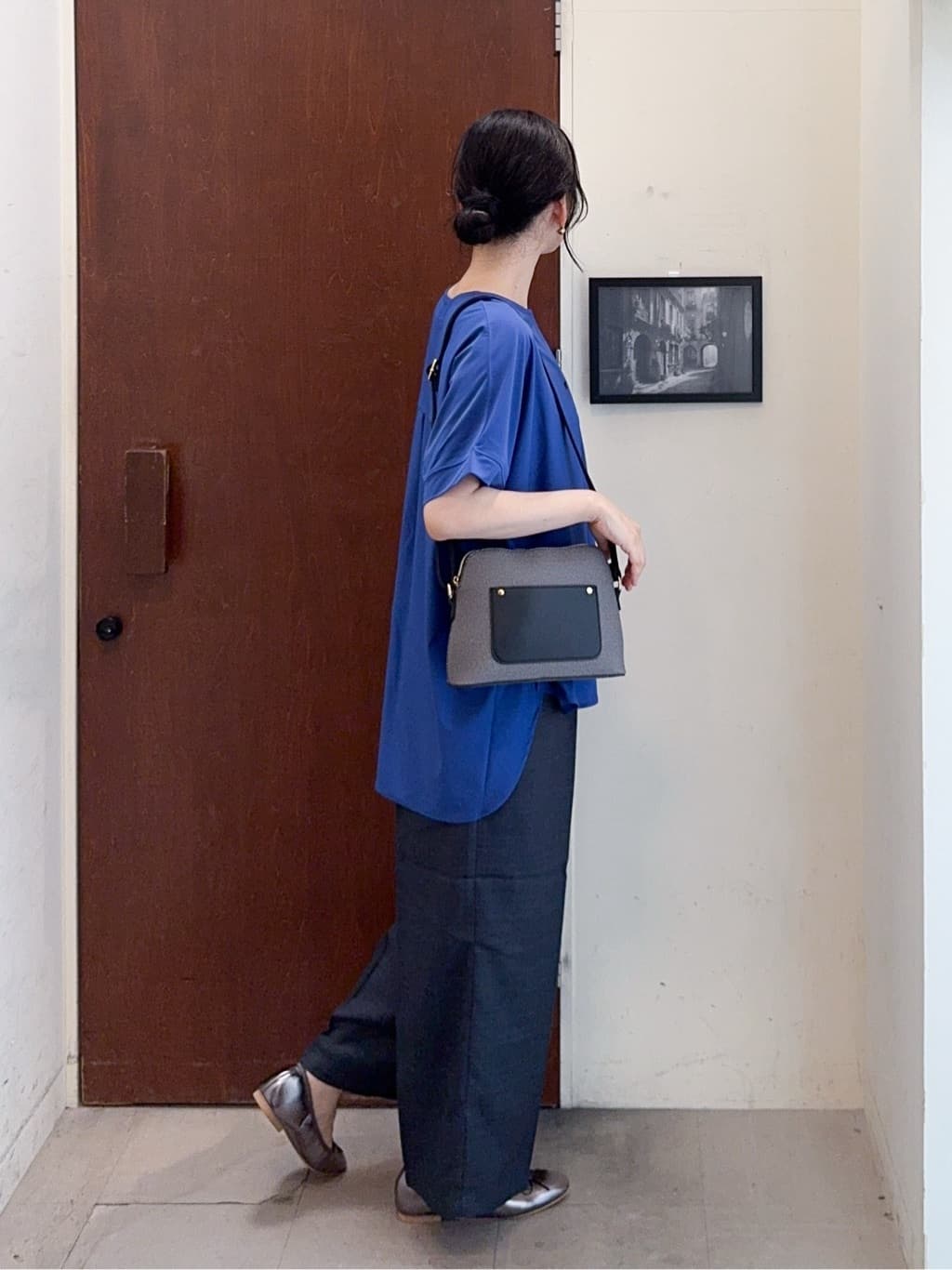 𝐇𝐢𝐫𝐨𝐦𝐢さんの「SHOO･LA･RUE｜【S-LL】さらりとしたタッチが上品見え ワンボタンデザイン トップス」を使ったコーディネート