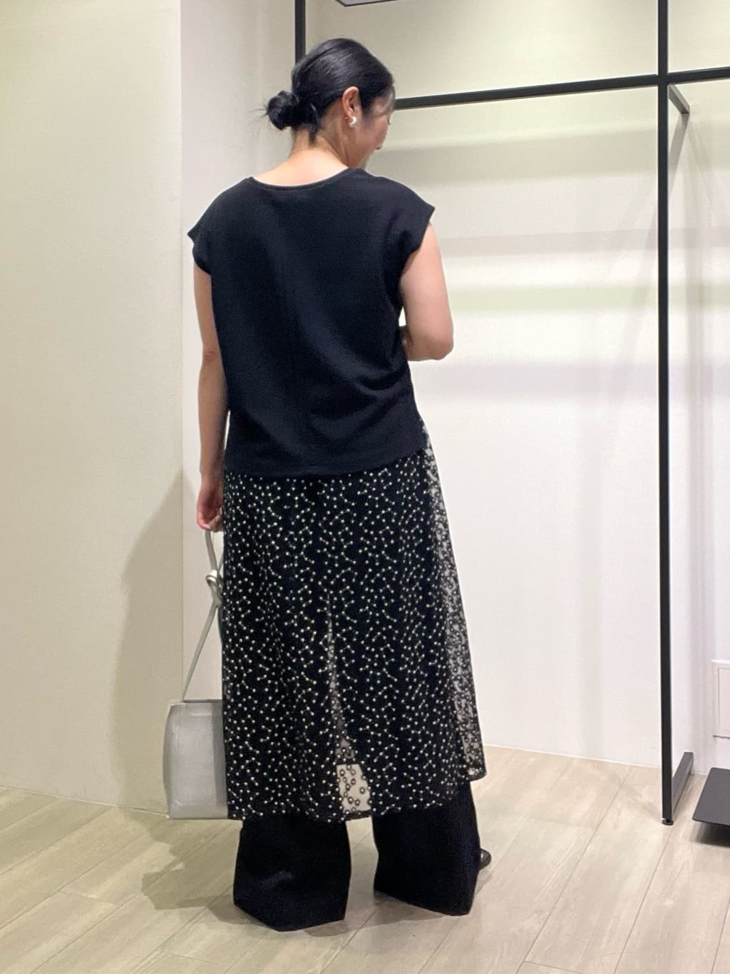 TOMOMIさんの「INDIVI｜【2点セット／着回し◎】ノースリーブ＆ティアードスカート カセット服」を使ったコーディネート