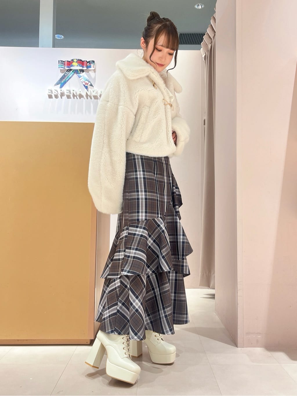 このかさんの「ESPERANZA｜【ラク盛り／ショートブーツ】リピーター続出／脚長美脚 3WAYボアレースアップショートブーツ」を使ったコーディネート