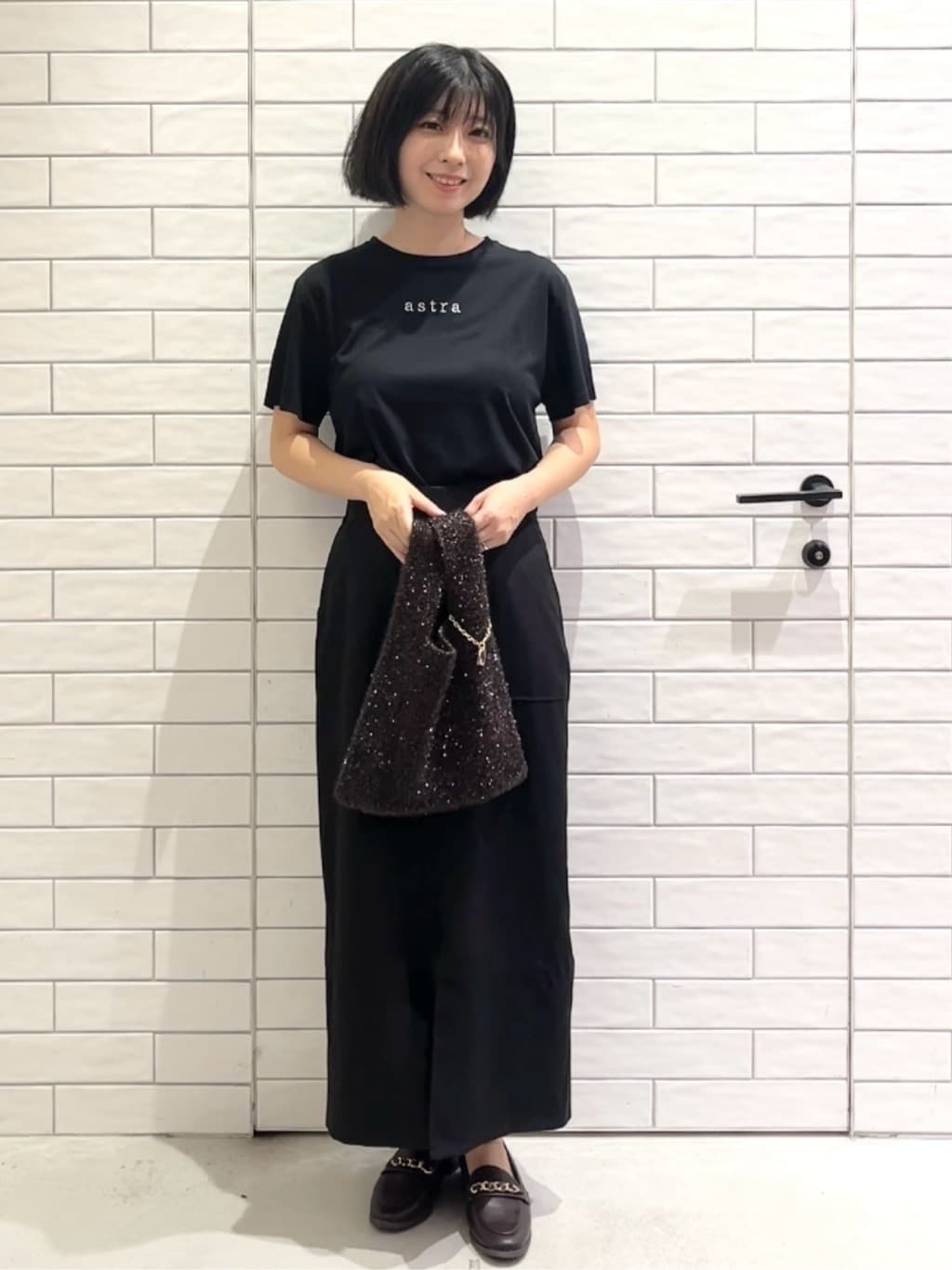 しおりさんの「OPAQUE.CLIP｜メタリック刺繍ロゴTシャツ【接触冷感／洗濯機洗い可】」を使ったコーディネート