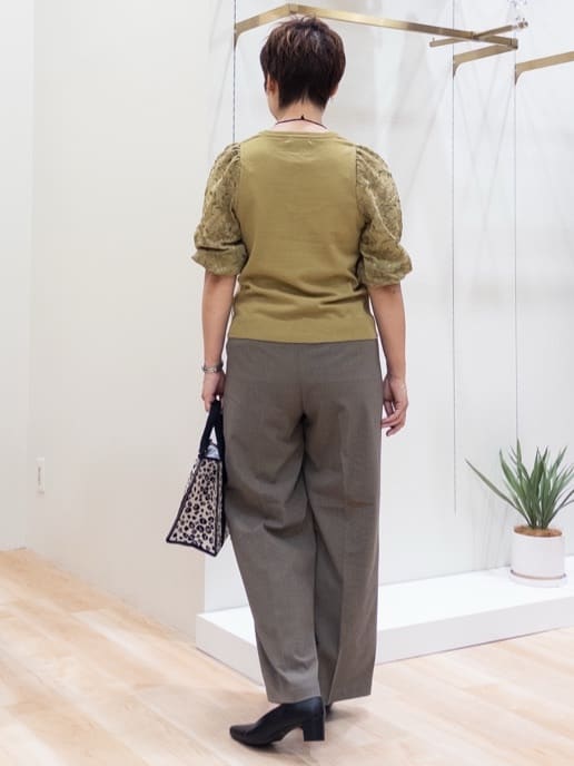シュウコさんの「grove｜【二の腕カバー】繊細さと上品さをまとう袖刺繍プルオーバーニット」を使ったコーディネート