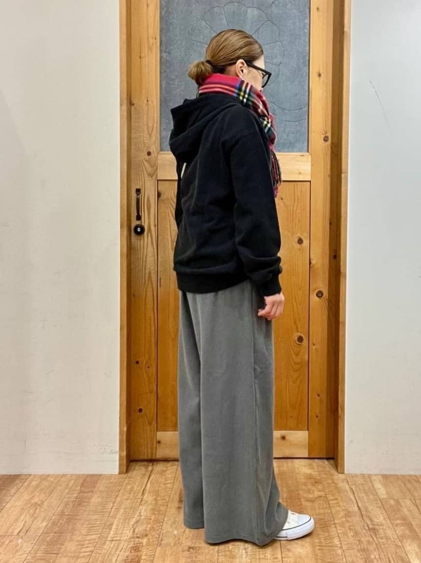 ゆみさんの「SHOO･LA･RUE｜【洗濯機可】ポケット付きが嬉しい ケミカル加工フーディ―」を使ったコーディネート