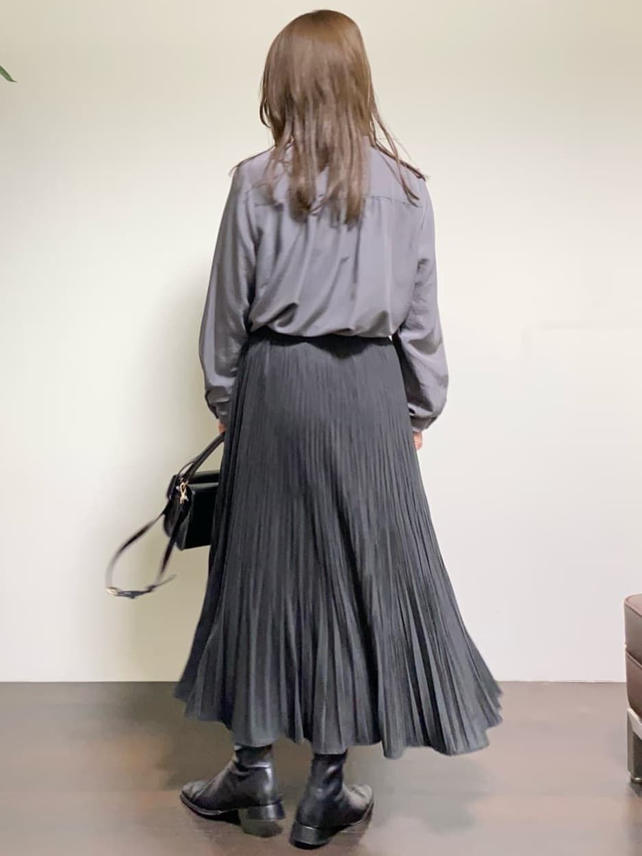 tomoさんの「UNTITLED｜【1枚で着映え/オンオフ着回し】フリルサテンブラウス」を使ったコーディネート